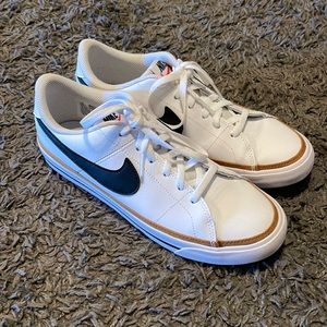 Nike court shoes boys size 6 1/2